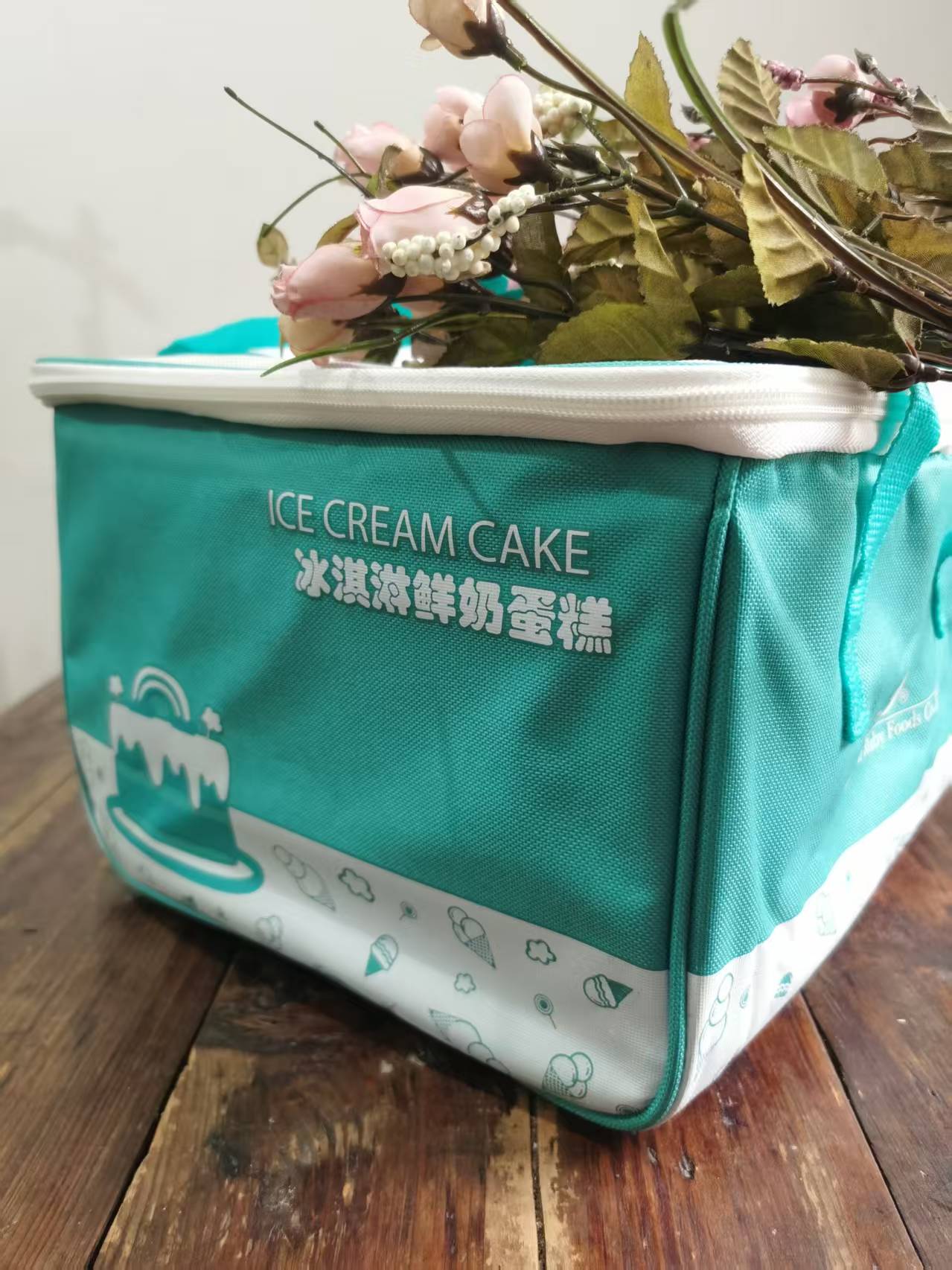 Teal insulated cooler bag for ice cream cake delivery
